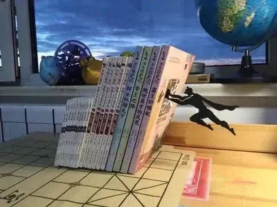 Superhero Bookend Figurines – Stylish Metal Support for Your Bookshelf AVOXZY
